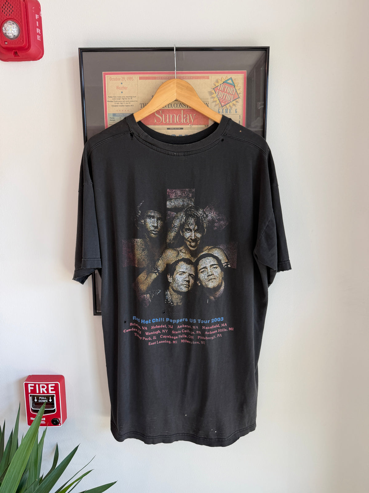 VINTAGE 2003 RED HOT CHILI PEPPERS BAND TOUR SHIRT