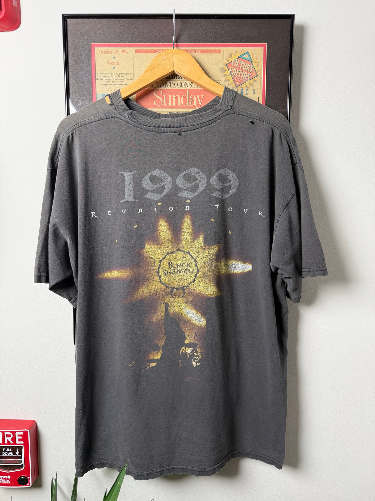 VINTAGE FADED DISTRESSED 1999 BLACK SABBATH REUNION TOUR SHIRT