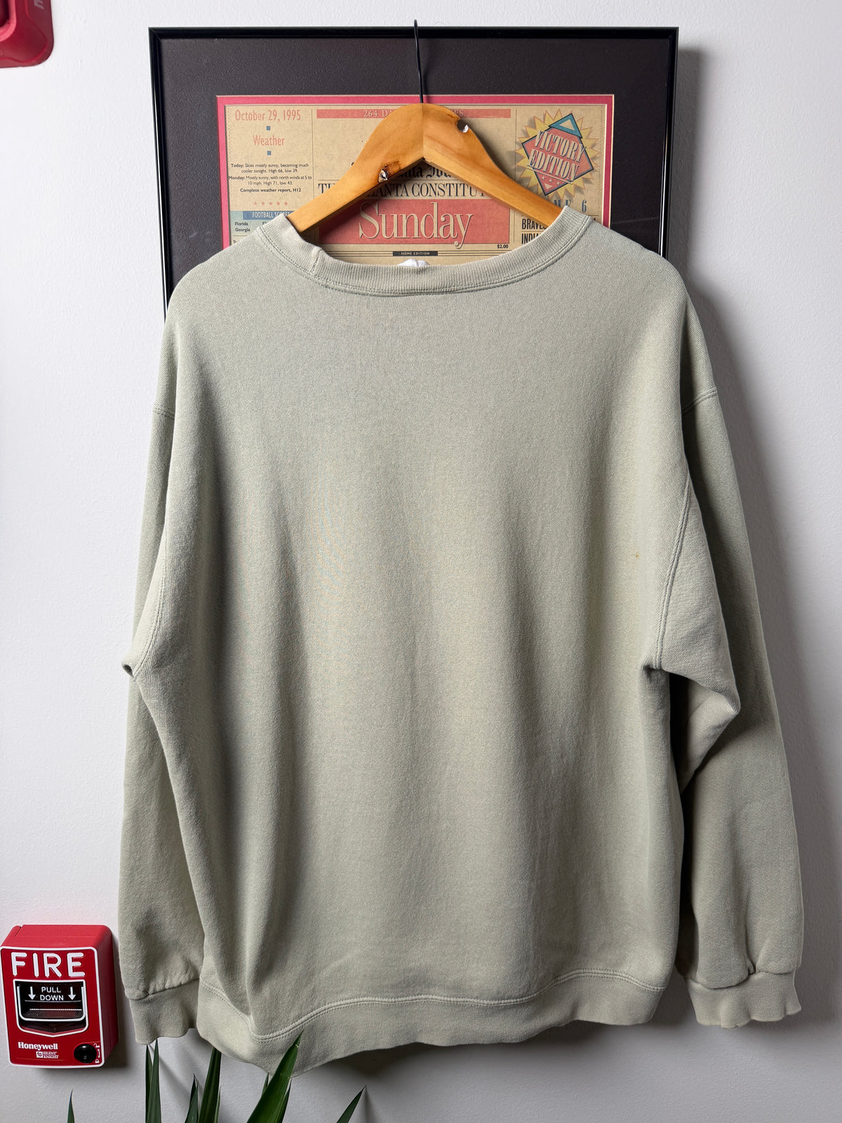 VINTAGE 1990S DISTRESSED NIKE OLIVE GREEN SWEATSHIRT