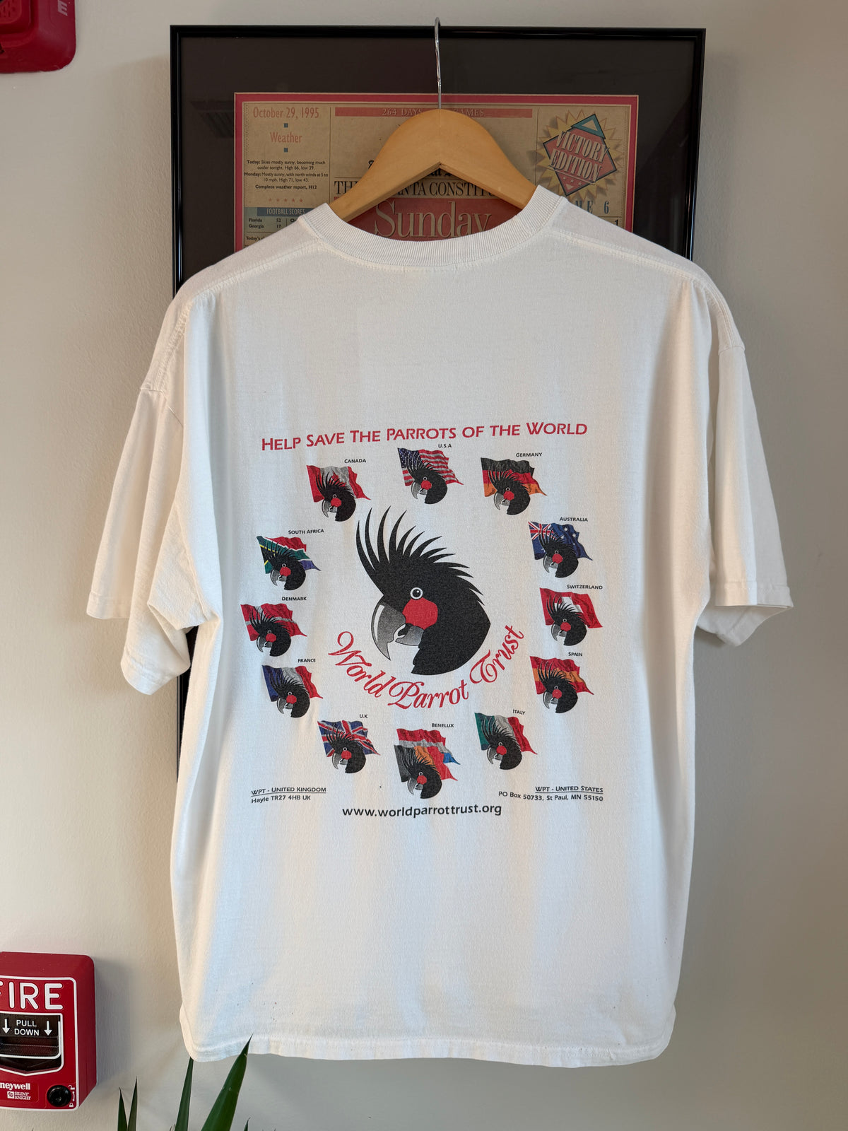 VINTAGE 1990S NATURE HELP PARROTS OF THE WORLD SHIRT