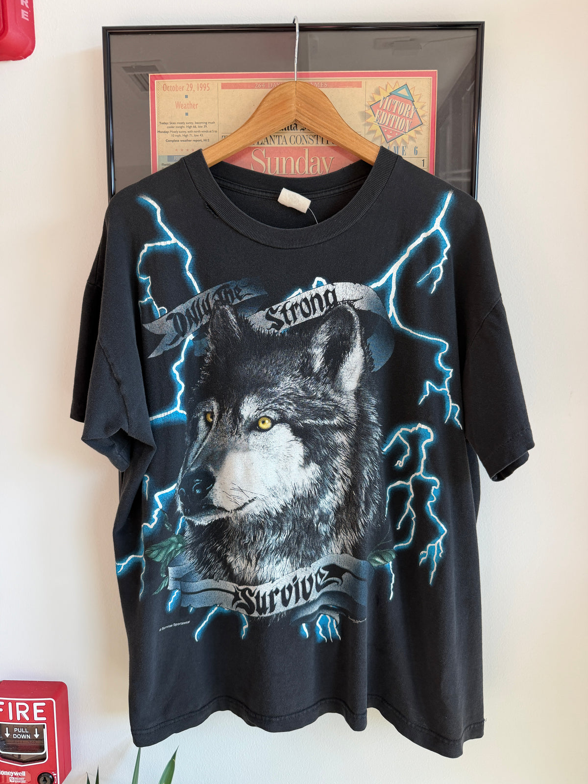 VINTAGE 1990S WOLF AMERICAN THUNDER LIGHTNING SHIRT