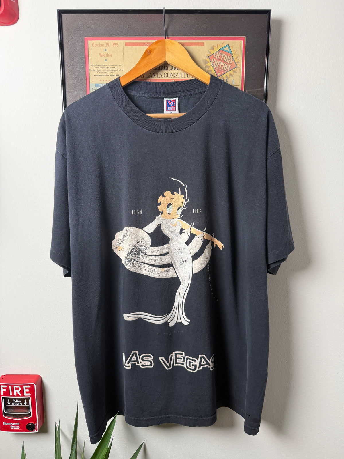 VINTAGE FADED 1995 BETTY BOOP LAS VEGAS SHIRT