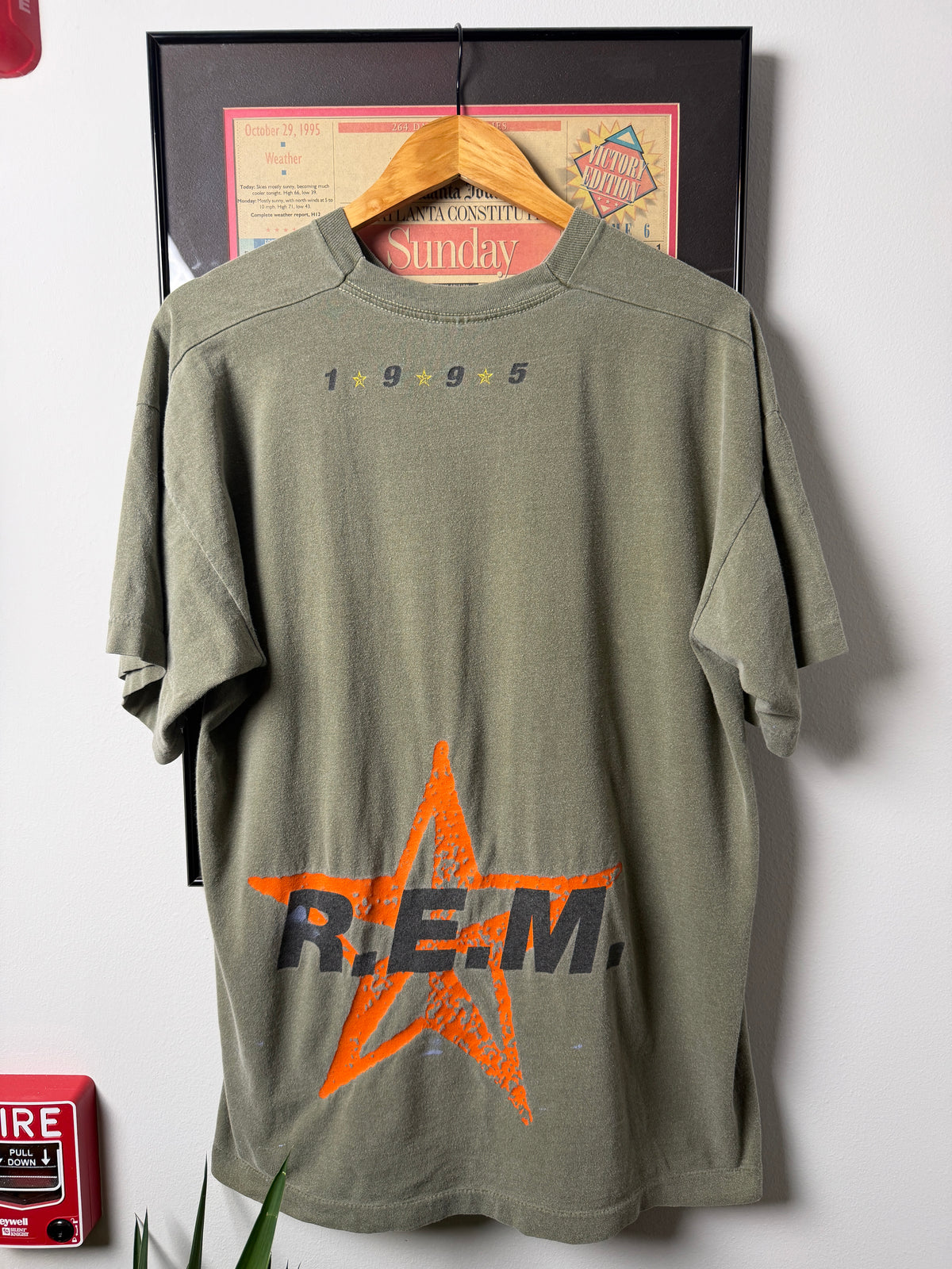 VINTAGE FADED DISTRESSED 1995 REM MONSTER STAR TOUR SHIRT