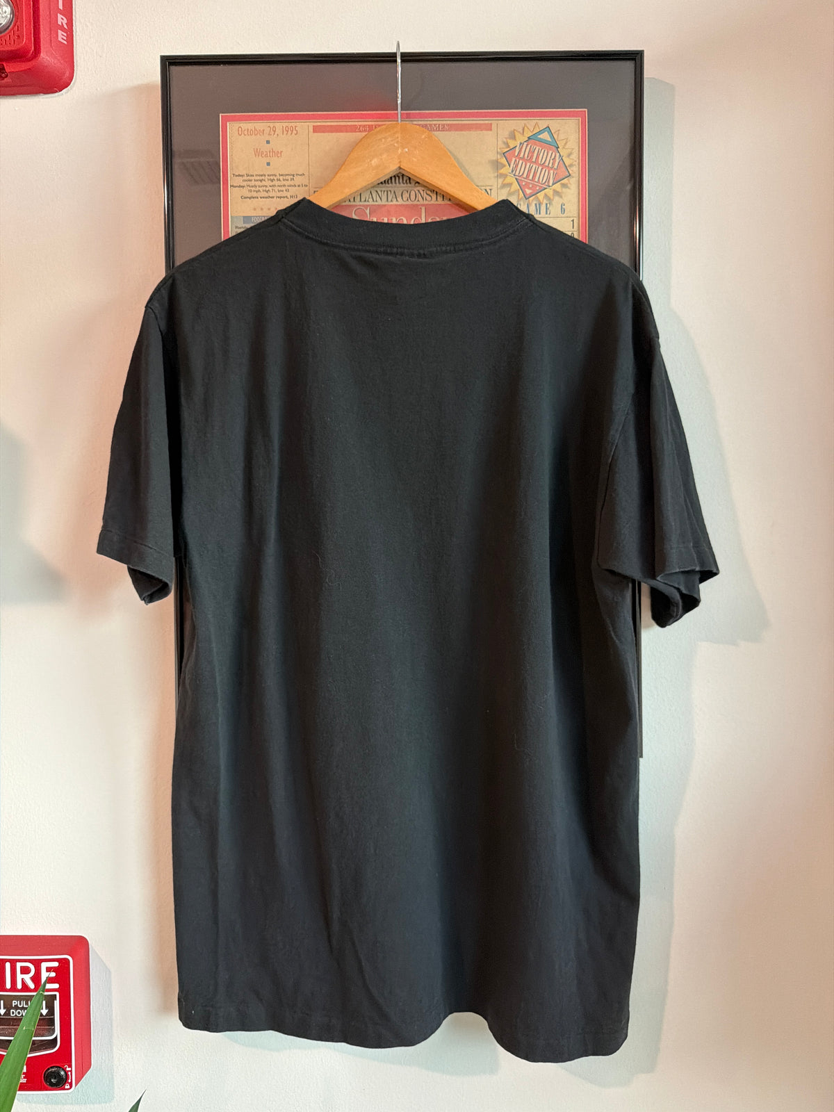 VINTAGE 1990S MOTLEY CRUE VS THE EARTH SHIRT