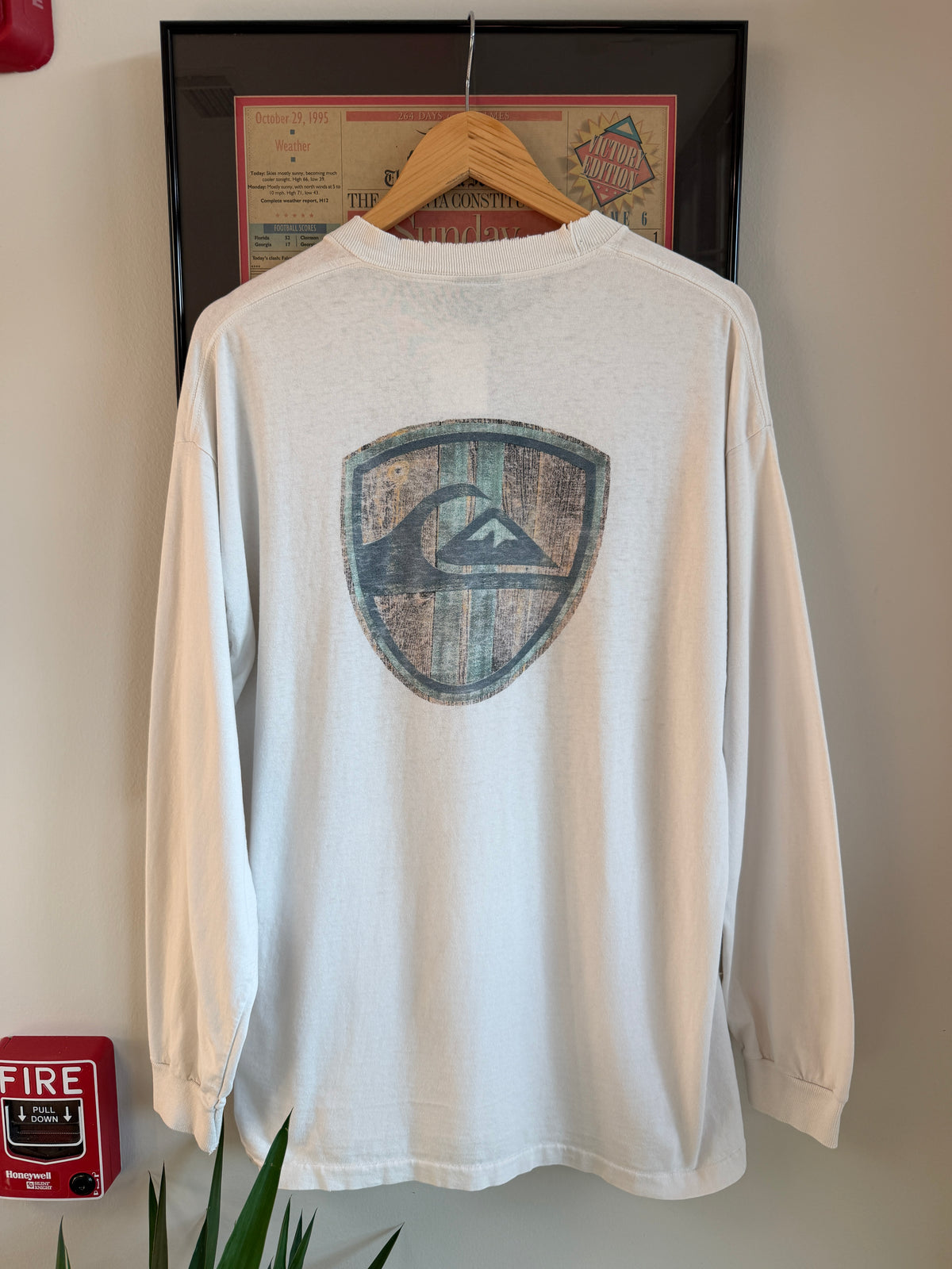 VINTAGE FADED DISTRESSED 1990S QUIKSILVER LONG SLEEVE SHIRT