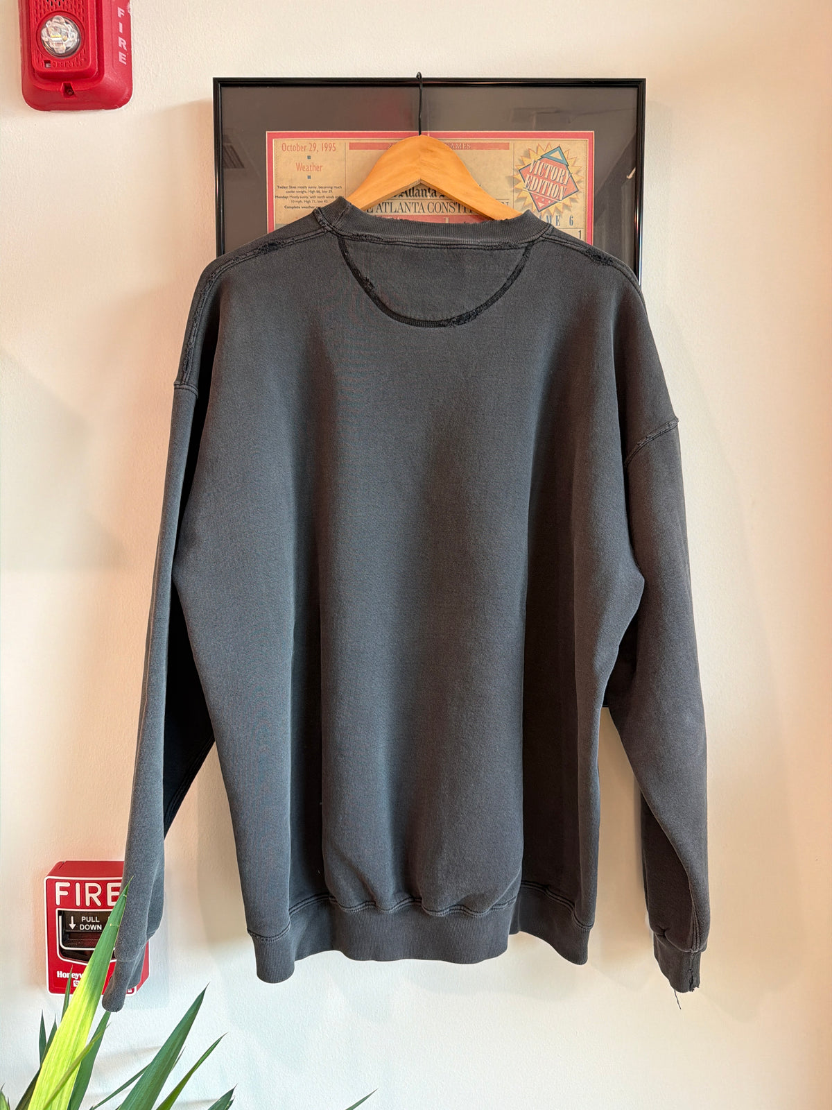 VINTAGE FADED DISTRESSED 1990S HARD ROCK CAFE SAN FRANCISCO SWEATSHIRT