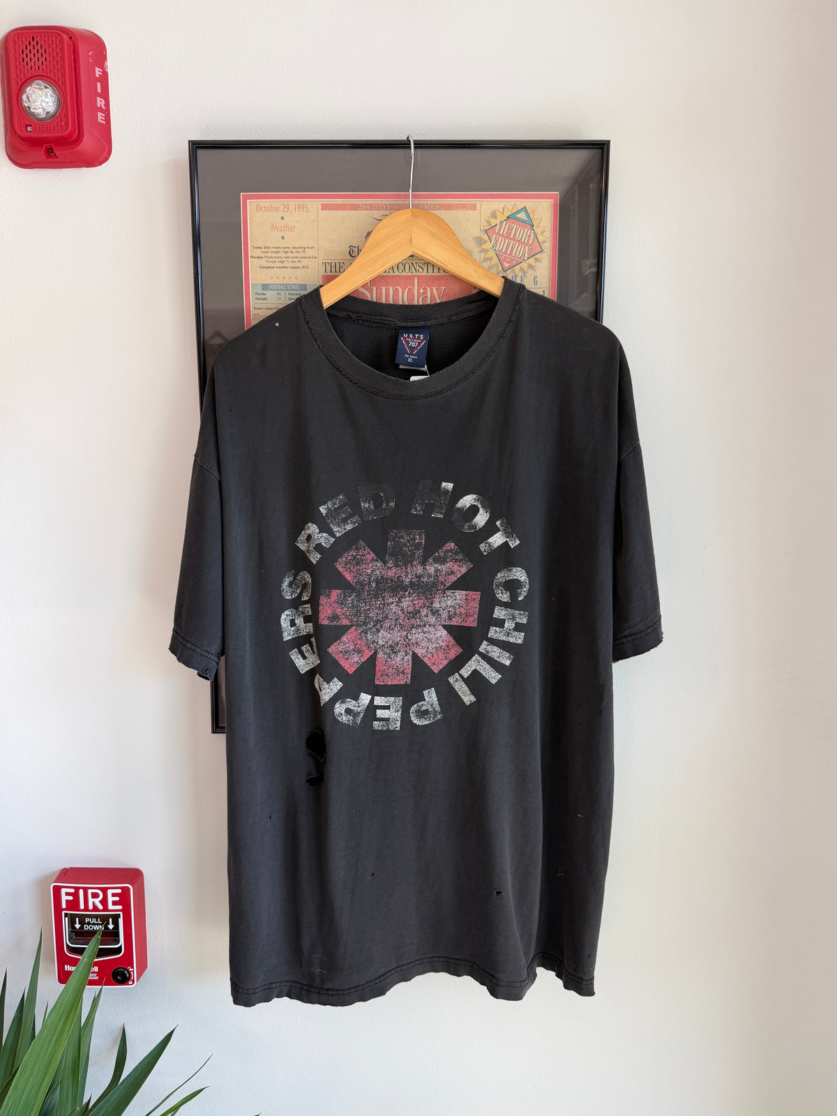 VINTAGE 2003 RED HOT CHILI PEPPERS BAND TOUR SHIRT