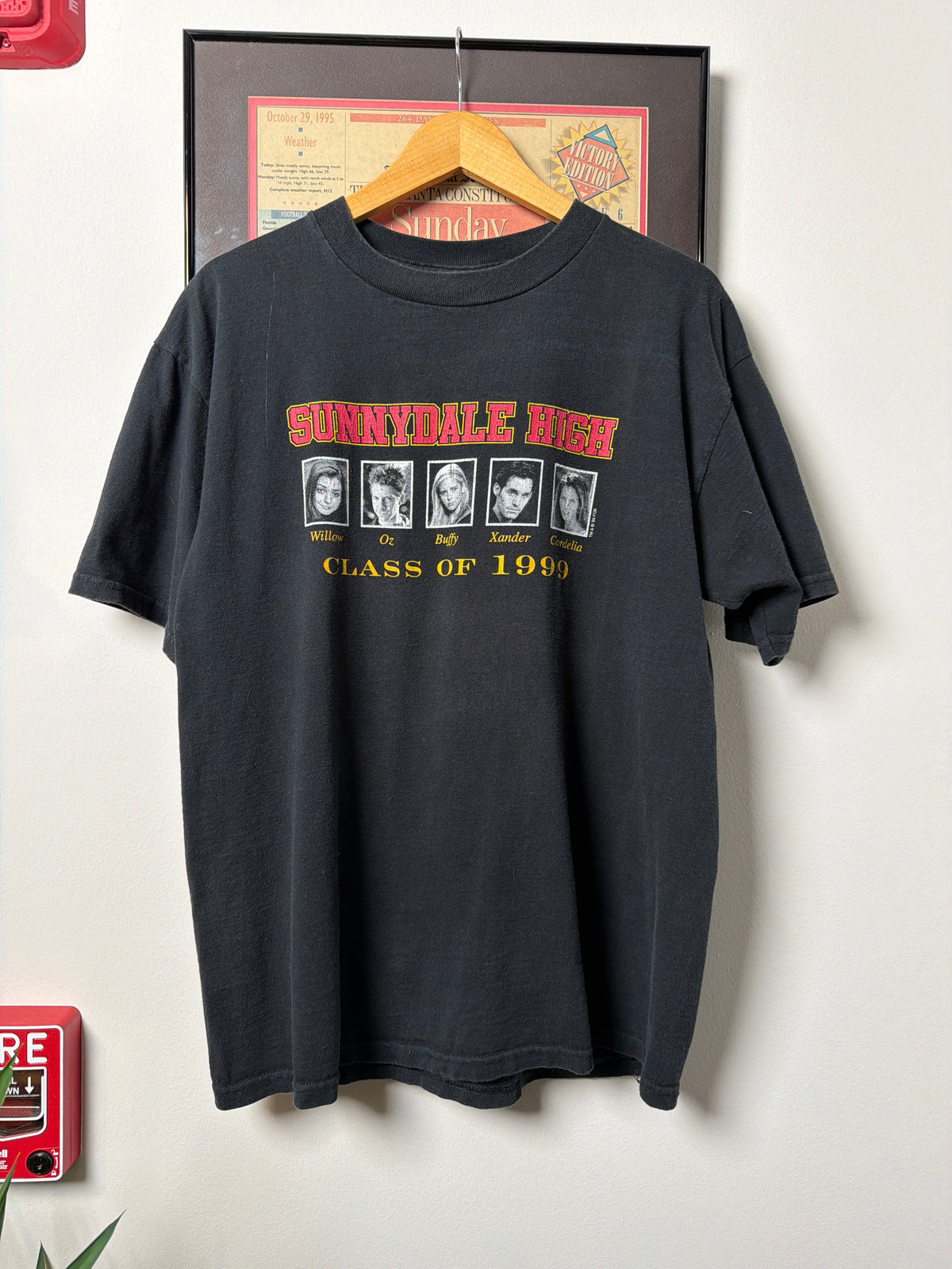 VINTAGE 1999 BUFFY THE VAMPIRE SLAYER YEARBOOK PHOTO MOVIE SHIRT