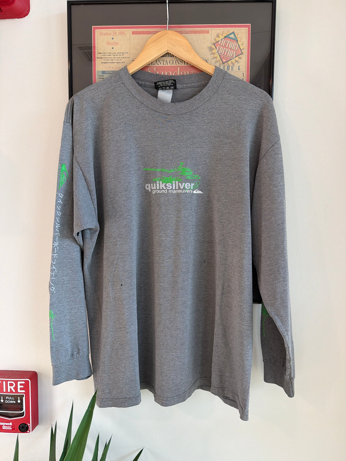 VINTAGES 1990S QUIKSILVER GROUND MANUEVERS LONGSLEEVE SHIRT