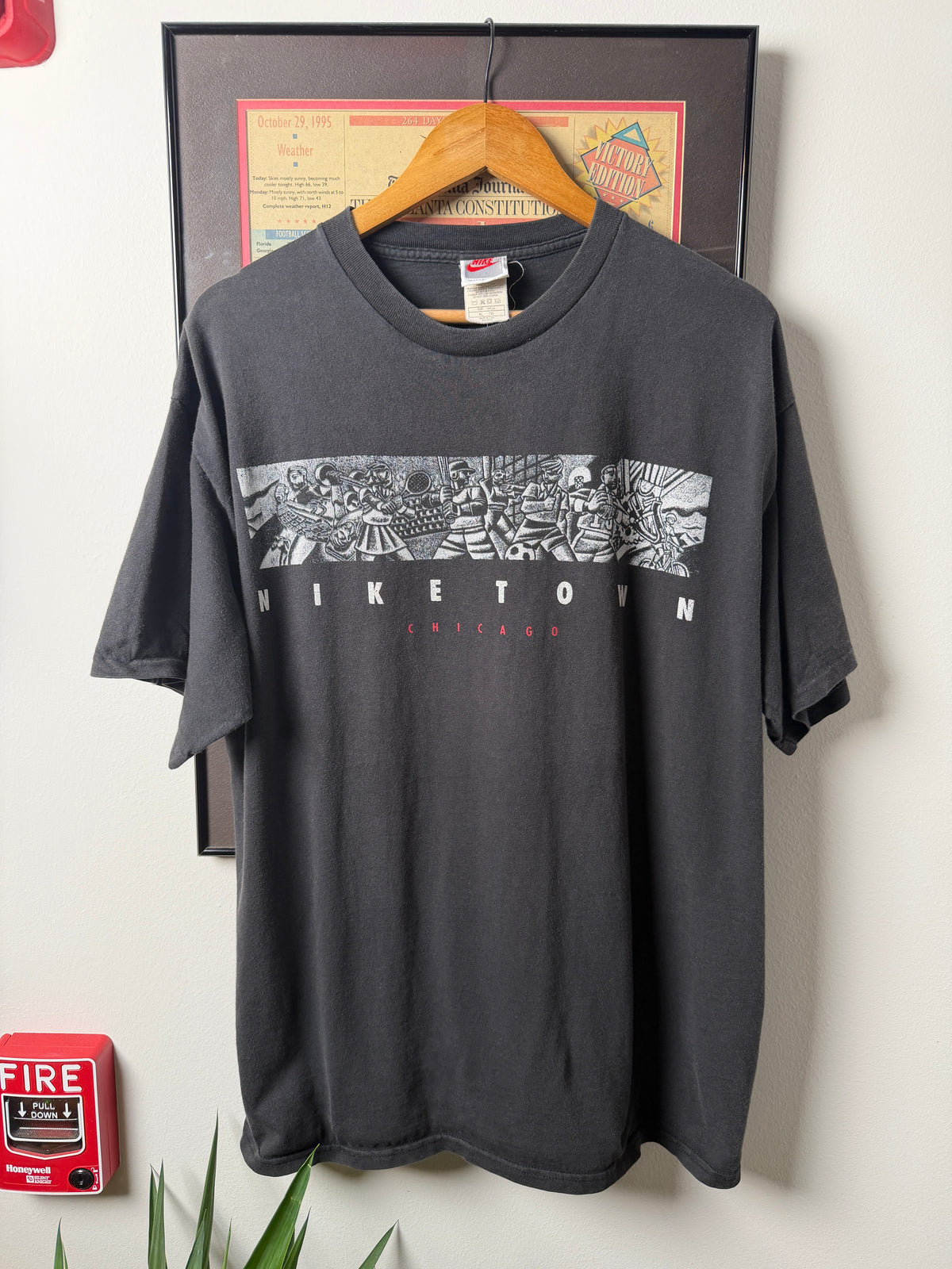 VINTAGE 1990S NIKE NIKETOWN CHICAGO SHIRT