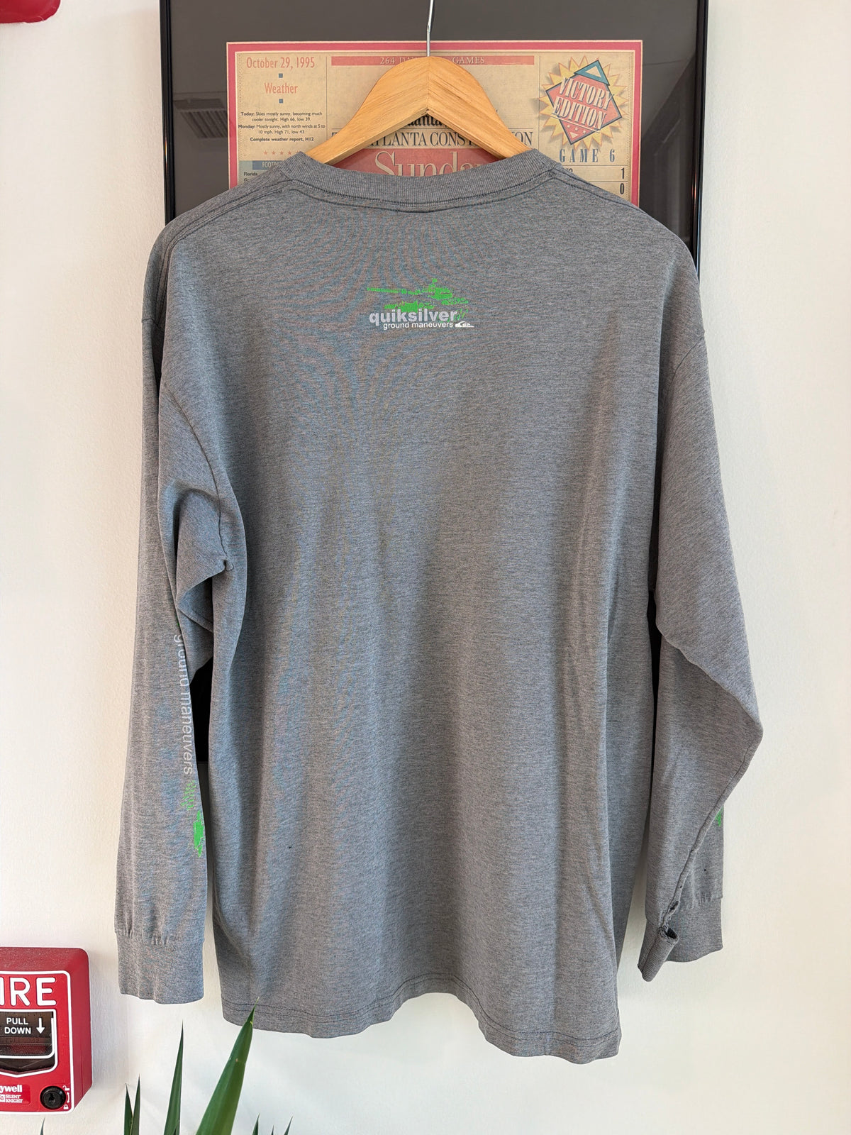 VINTAGES 1990S QUIKSILVER GROUND MANUEVERS LONGSLEEVE SHIRT