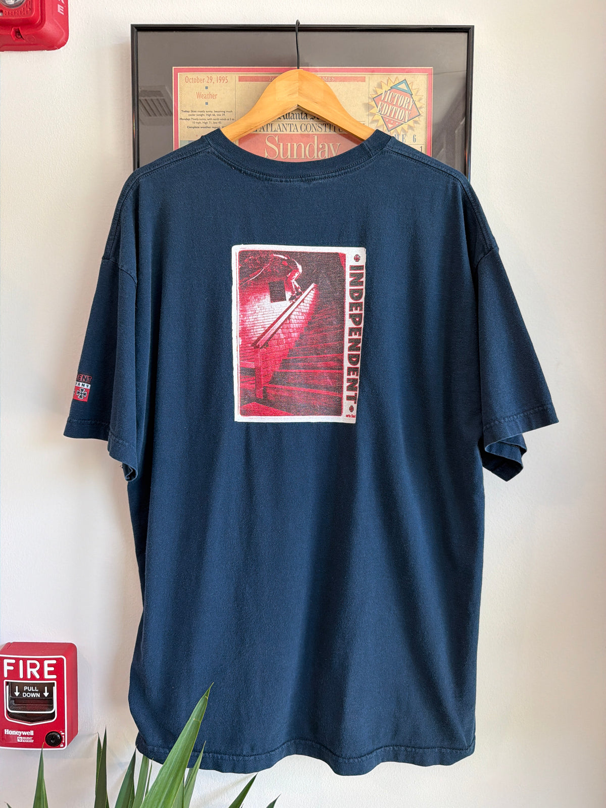 VINTAGE 1990S INDEPENDENT COMPANY ARTO SAARI ARTWORK SHIRT