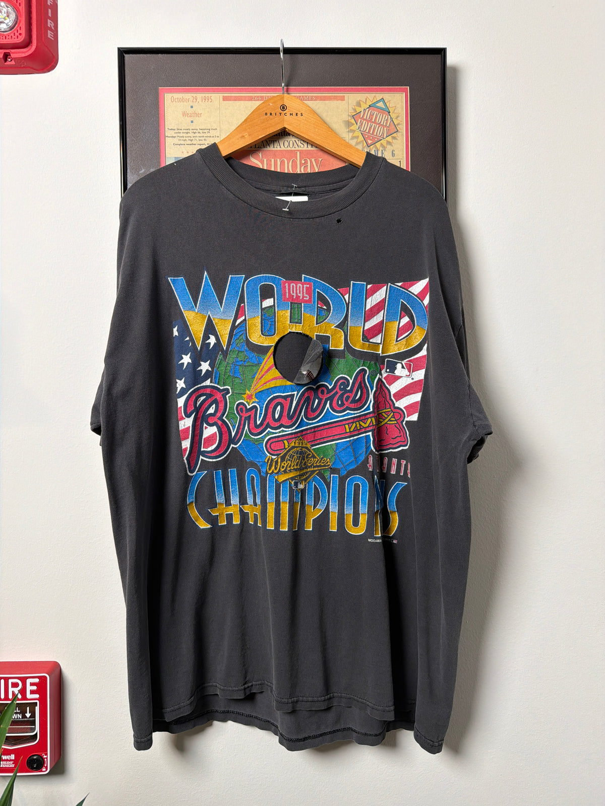 VINTAGE FADED DISTRESSED 1995 ATLANTA BRAVES WORLD SERIES CHAMPIONS SHIRT