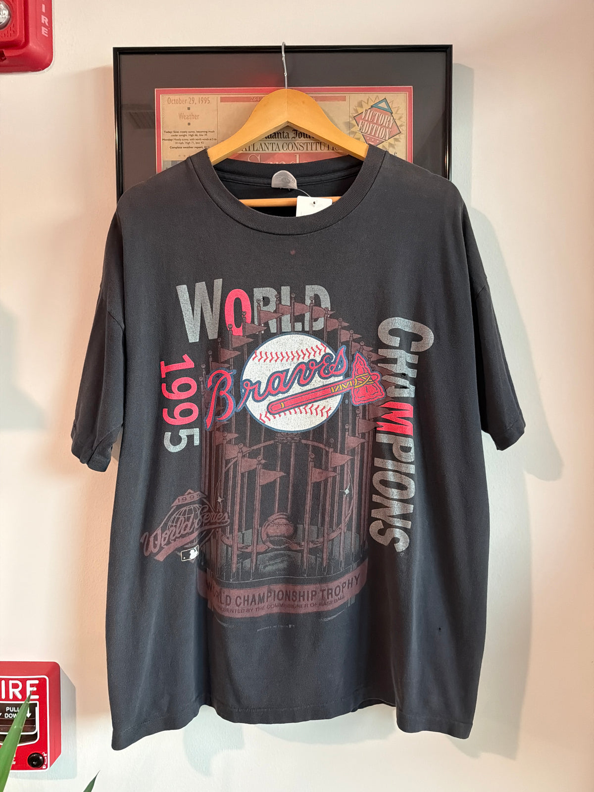 VINTAGE FADED 1995 ATLANTA BRAVES WORLD SERIES CHAMPIONS SHIRT