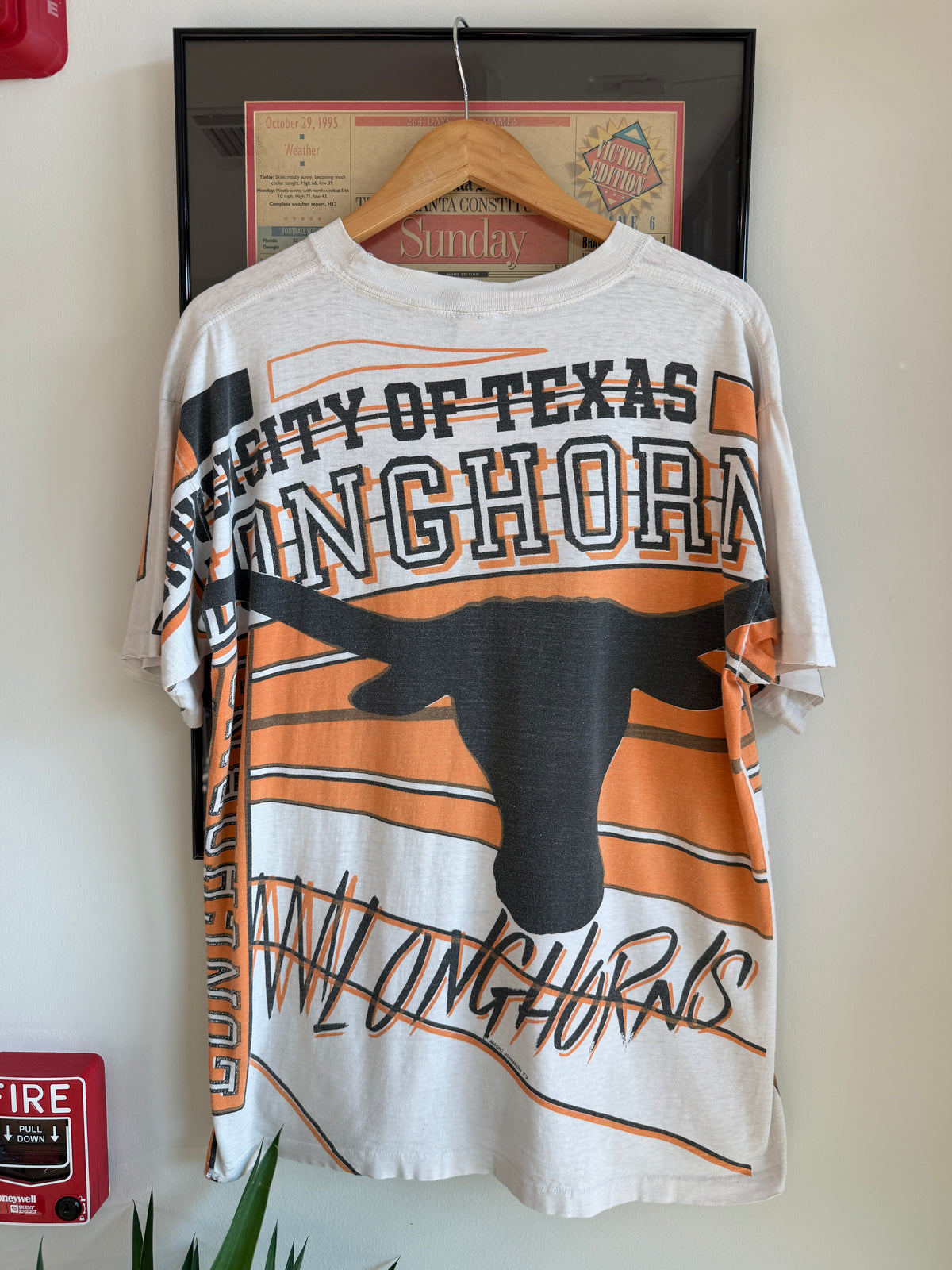 VINTAGE 1990S TEXAS LONGHORNS MAGIC JOHNSON AOP SHIRT
