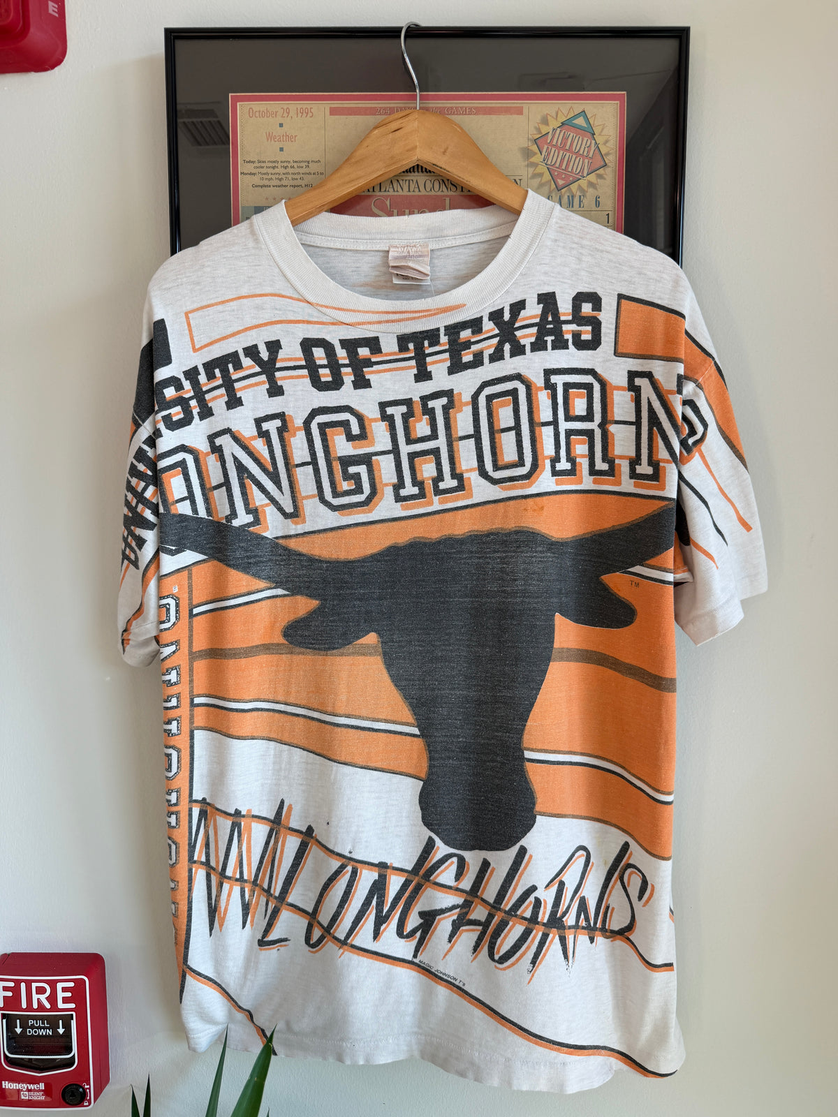 VINTAGE 1990S TEXAS LONGHORNS MAGIC JOHNSON AOP SHIRT