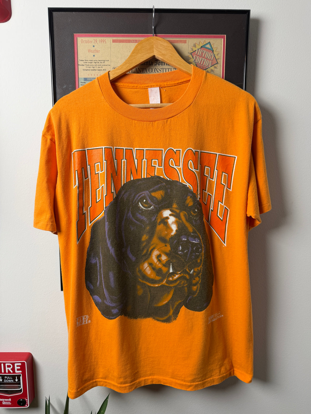 VINTAGE 1990S TENNESSEE VOLUNTEERS SMOKEY SHIRT