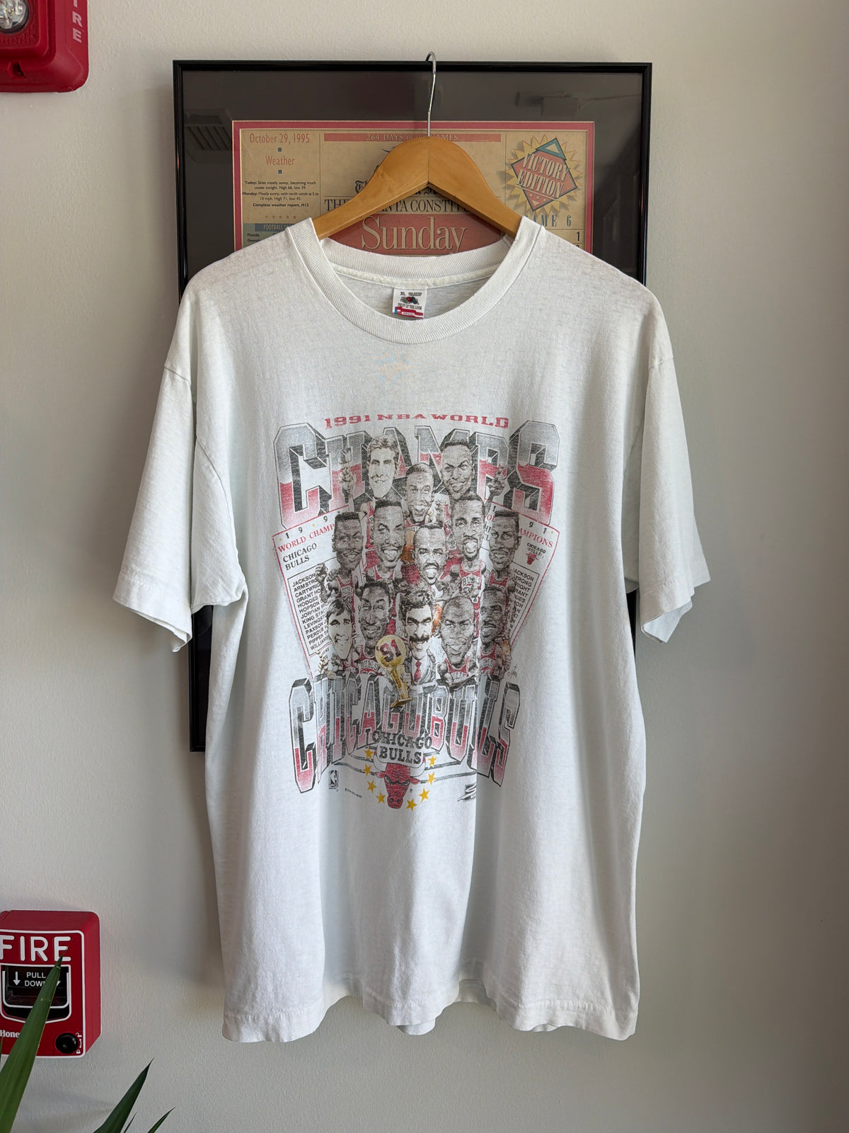 VINTAGE FADED 1991 CHICAGO BULLS CARICATURE SHIRT