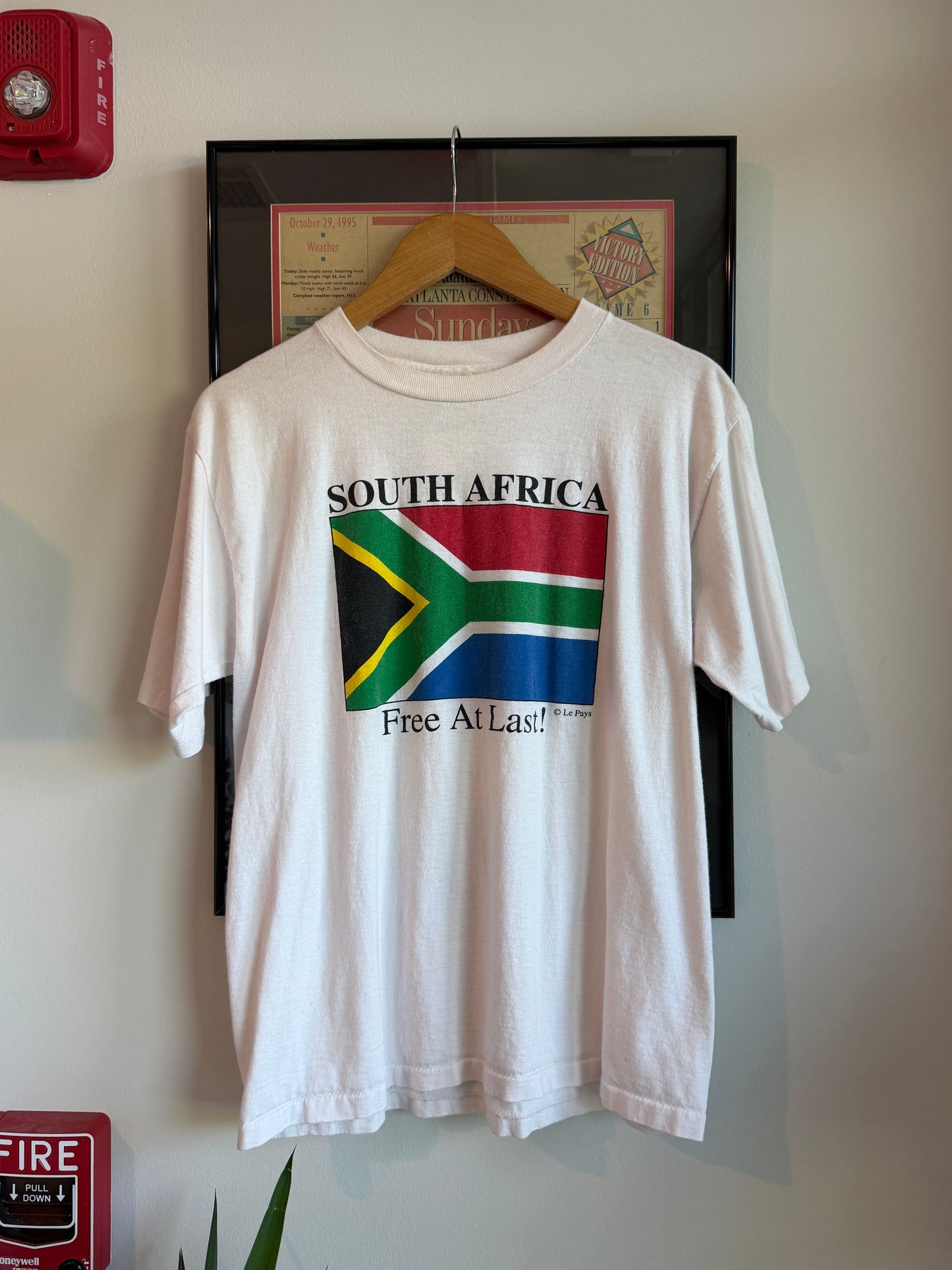 VINTAGE 1990S SOUTH AFRICA FREE AT LAST SHIRT